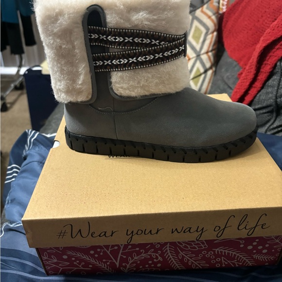 MUKS LUKS SIZE 7 Women’s boots. Silver Grey color - Picture 7 of 10